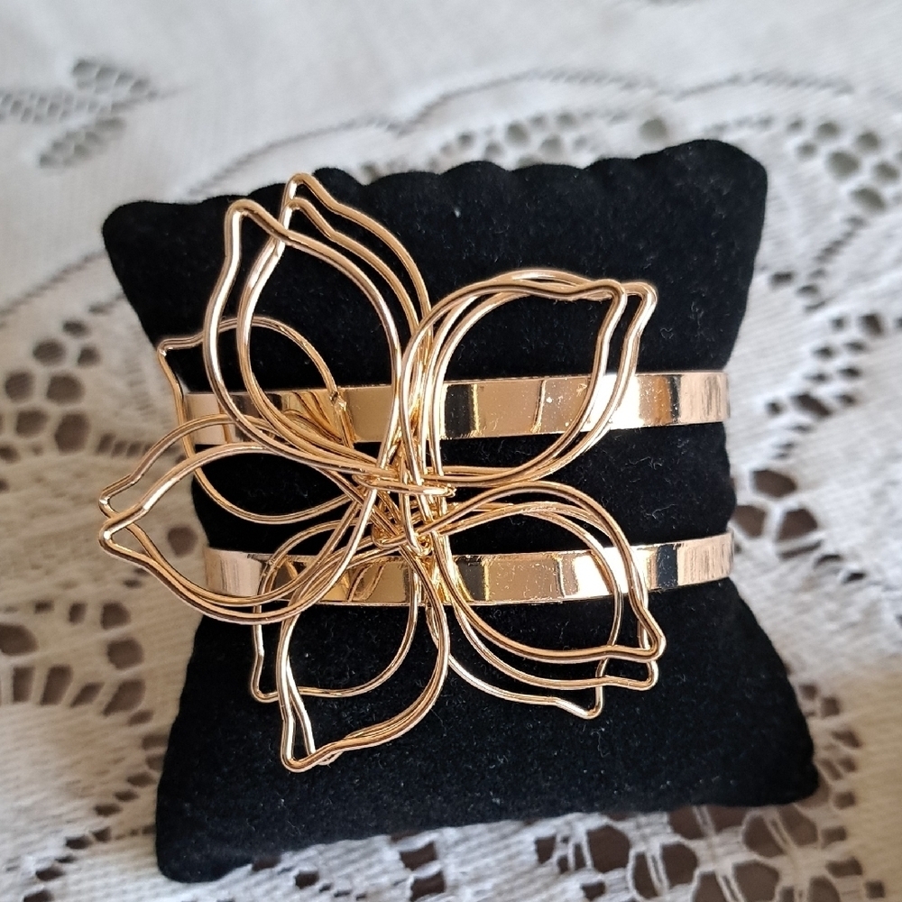 Elegant Gold Floral Jewelry Set - Picture 4 of 7